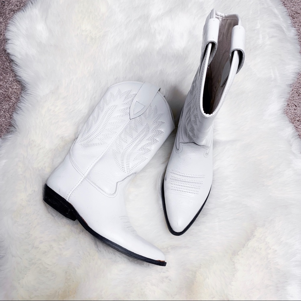 Vintage white cowboy boots 🦋
